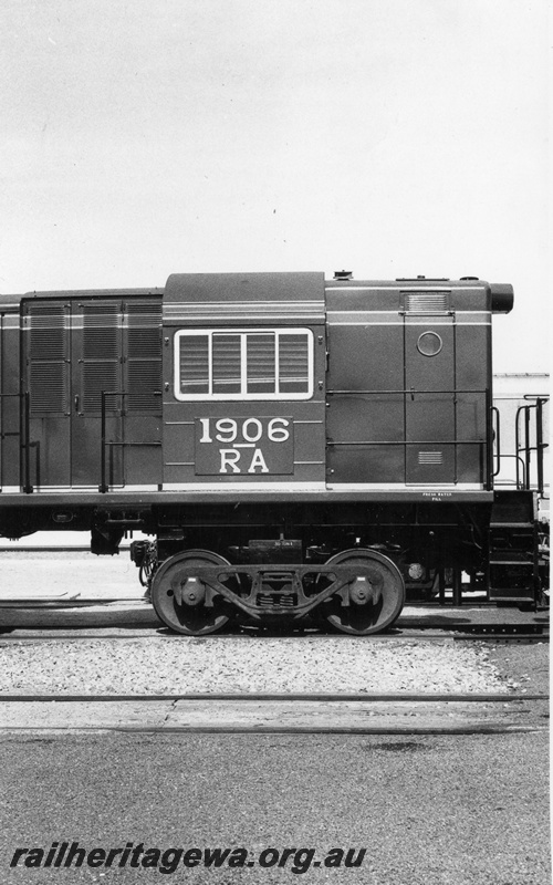 P18582
RA class 1906, Forrestfield, on standard gauge transfer bogies, side view of cab and short hood
