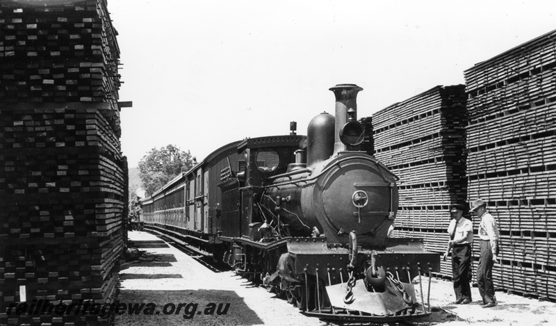 P18587
Millars class 71, on passenger carriages, timber stacks, Yarloop, side and front view
