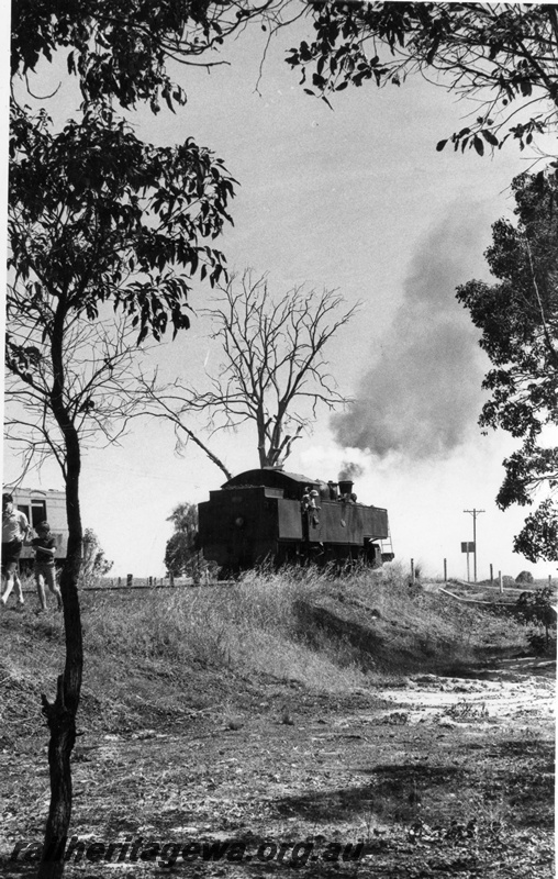 P18589
2 of 7 images of DM class 586 on ARHS tour train to Gingin on MR line, off train at Gingin, rear and side view
