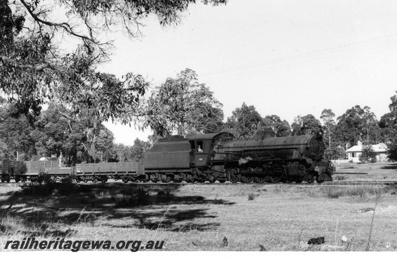P18602
W class 942, shunting, Dwellingup, PN line, side and front view
