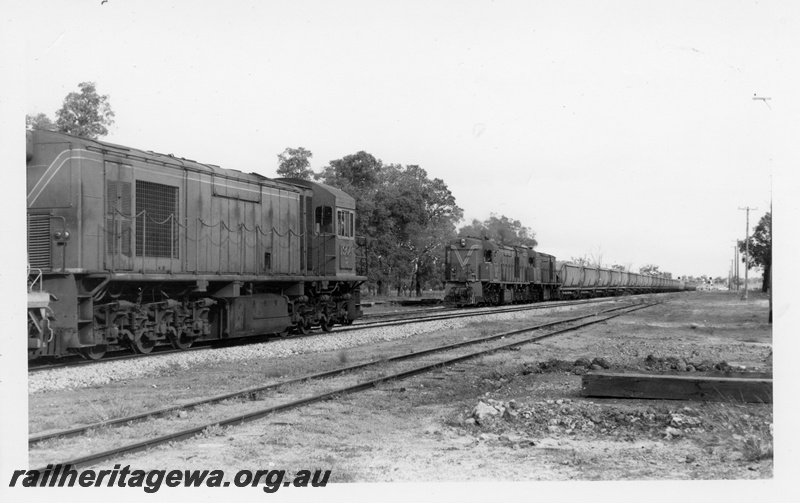 P18607
R class 1904, with loco side chains, crossing R class 1905 and R class 1903, on a bauxite train, light signals, Mundijong, SWR line
