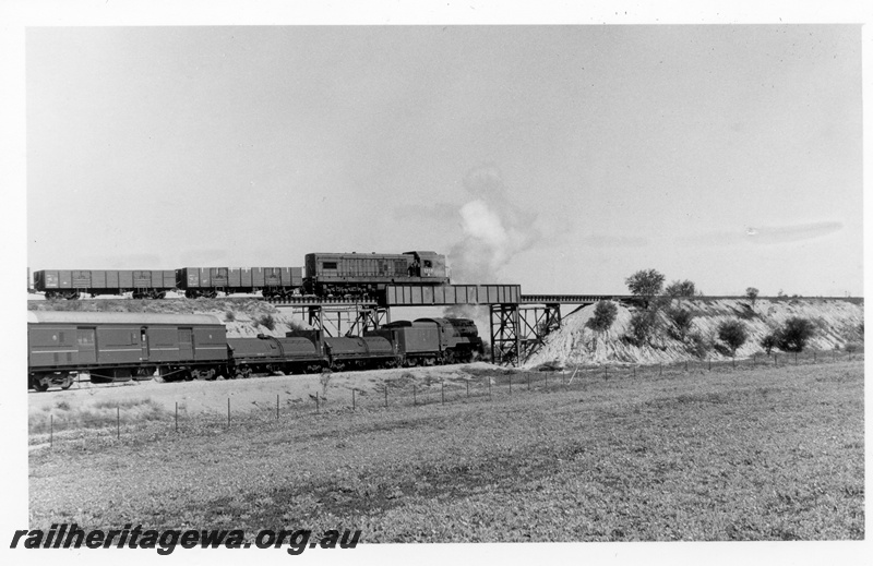 P18610
A class 1505 on narrow gauge goods train to Northam, crossing flyover, with C class 3801 on the standard gauge 