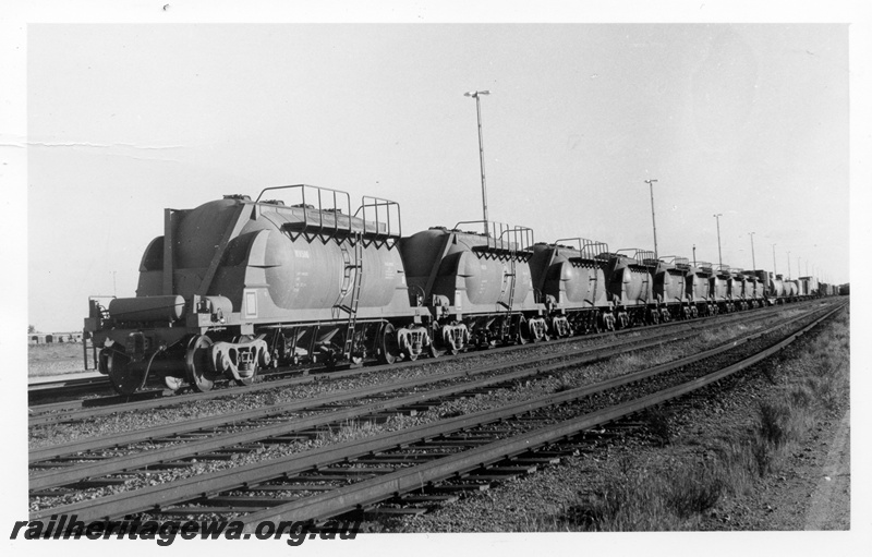 P18612
Rake of WN class nickel wagons, end and side view
