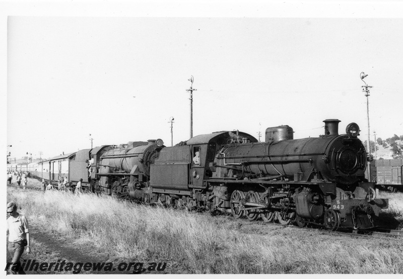 P18616
W class 943, V class 1217, on ARHS tour train, signals, Brunswick Junction, SWR line
