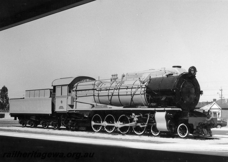 P18621
S class 542 'Bakewell' steam locomotive in workshops grey livery at East Perth Terminal. Locomotive was relocated from its original terminal position.

