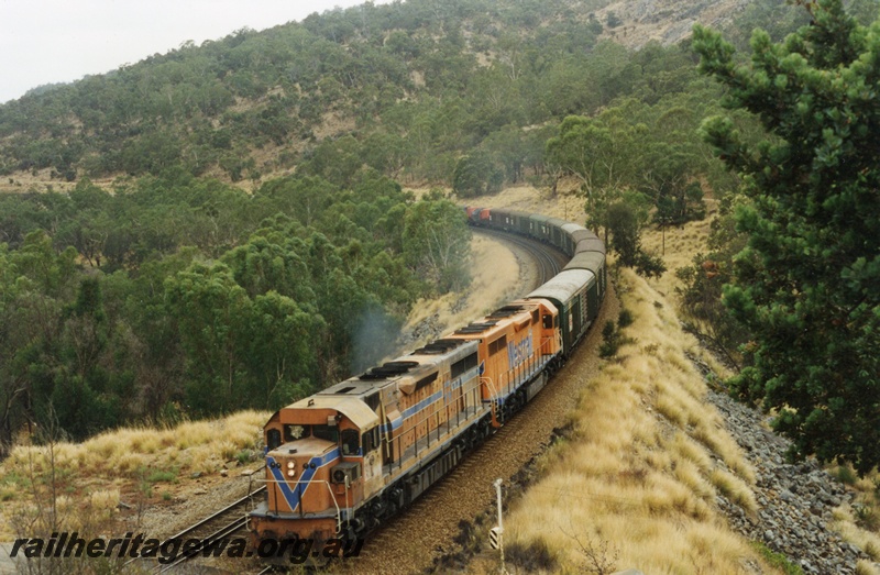 P18635
L class 253 and 275 standard gauge diesel locomotives hauling a Melbourne - Perth freight train in the Avon Valley. Both locomotives in the Westrail orange colour scheme.
