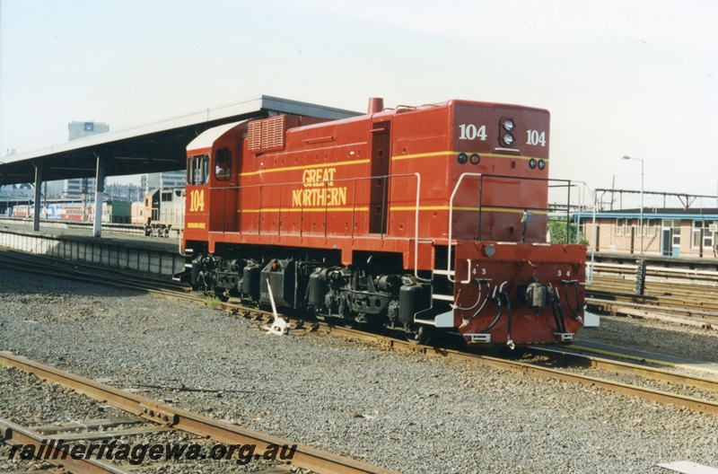 P18645
4 of 6 views of J class 104 diesel locomotive at the carriage cleaning platform at spencer Street Melbourne. The colour scheme is an adaptation of the American Gulf Mobile & Ohio Railroad colour scheme. In the left background can be seen Victorian & West Coast Railways locomotives and rollingstock.
