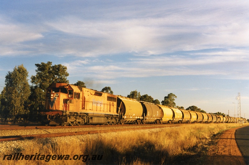 P18648
L class 262 standard gauge diesel locomotive heading an empty train of WW and WWA class wheat hopper wagons at Millendon. The foreground trackage is the narrow gauge Midland Railway line. ER line.
