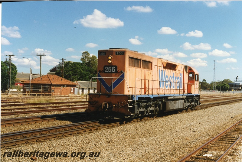 P18658
L class 256 standard gauge diesel locomotive travelling light engine eastbound through Midland. Locomotive painted in Westrail orange scheme. ER line.
