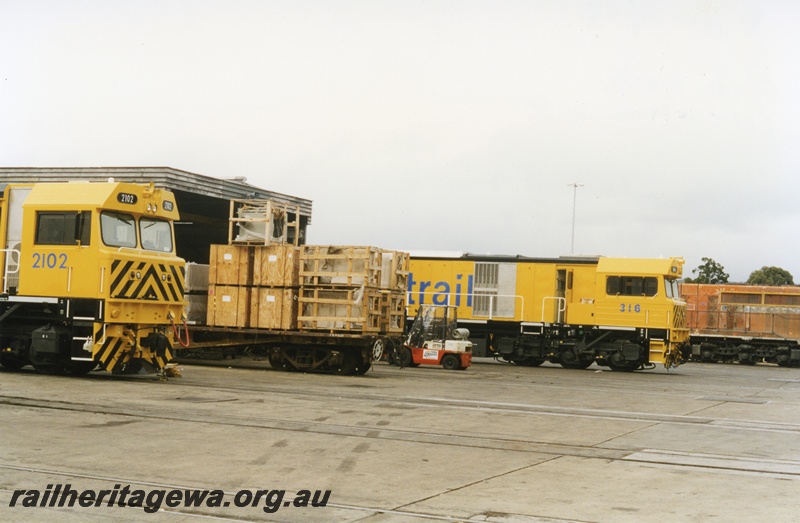 P18668
Clyde EMD Forrestfield works with narrow gauge S class 2102 and standard gauge Q class 316 locomotives. Both locomotives are in the finishing stages of construction.
