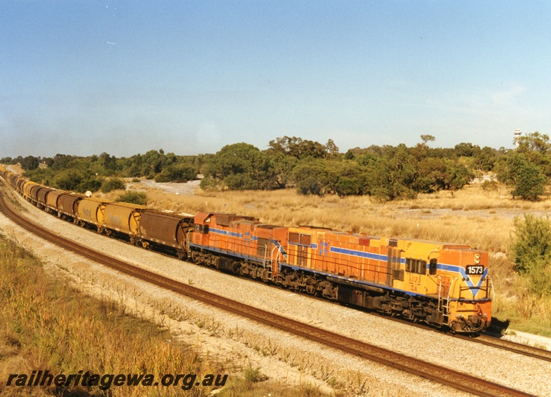 P18674
DA class 1573 and AA class 1516 diesel locomotives hauling a narrow gauge empty wheat train eastbound at Kalamunda Road. Photo taken from Kalamunda Road overpass.
