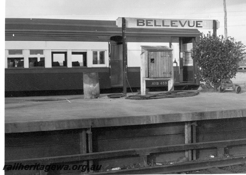 P18691
AYB class 459, at platform, fire hose box, station nameboard, Bellevue, ER line, side view of part of carriage
