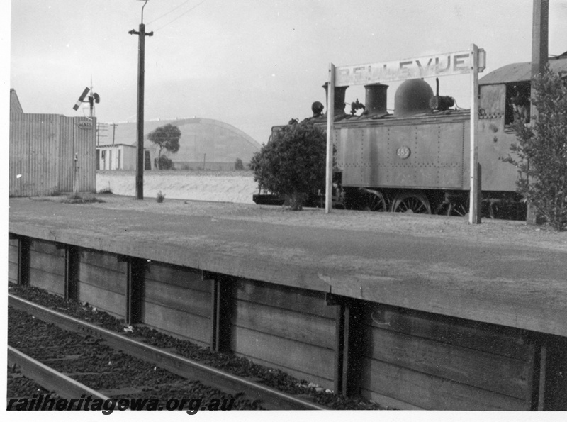 P18693
DM class 585, at platform, platform light, station nameboard, men's toilet, Bellevue, ER line 
