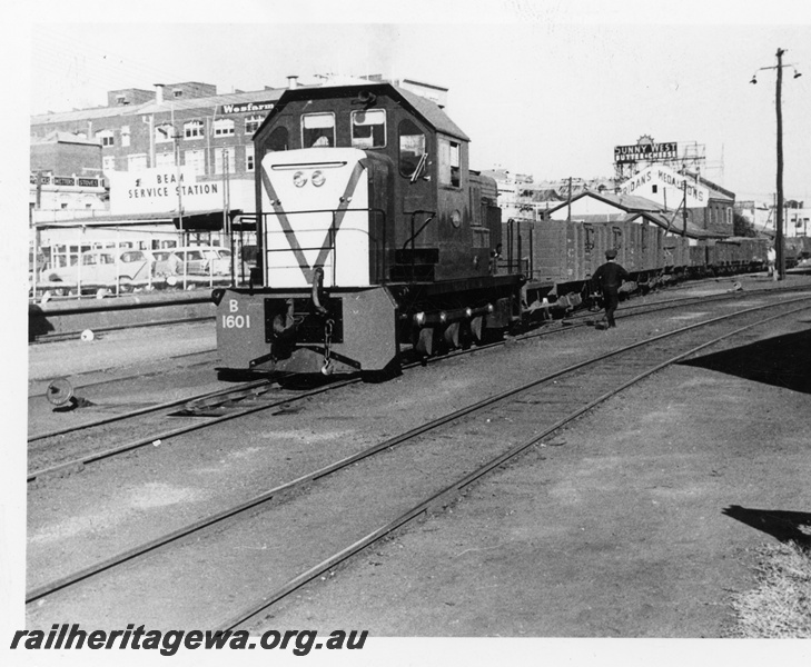 P18697
B class 1601, dark livery with white end with V stripe, shunting goods wagons, end and side view
