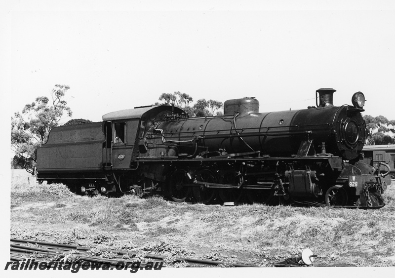 P18700
W class 928, ZBA class brakevan in background, side and front view
