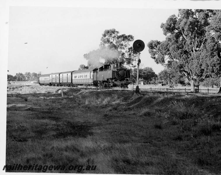 P18710
W class 934 on goods train, signal, bracket signal, pointwork, cheese knobs, trackside buildings, east end of Boyanup
