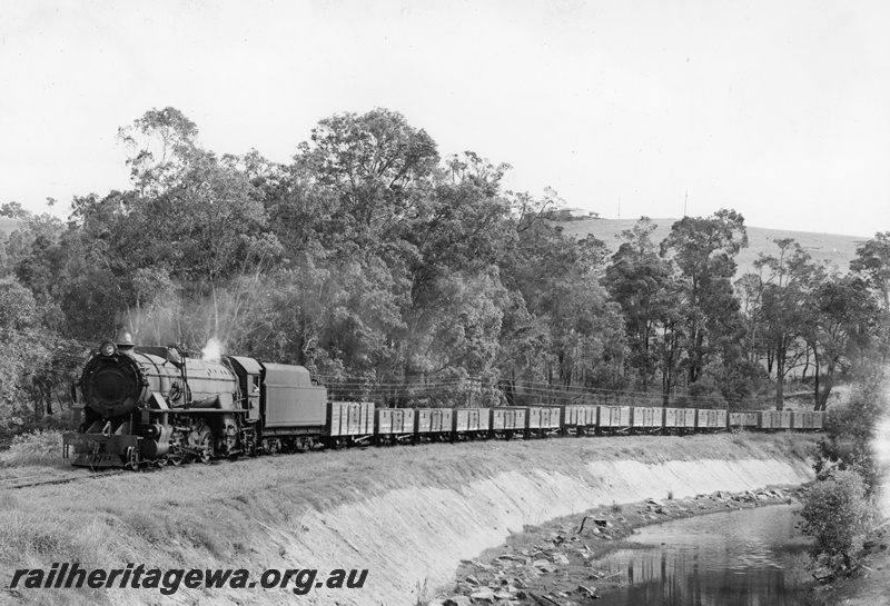 P18718
V class 1209 hauling a train of empty four wheel wagons, Olive Hill, BN line view along the train
