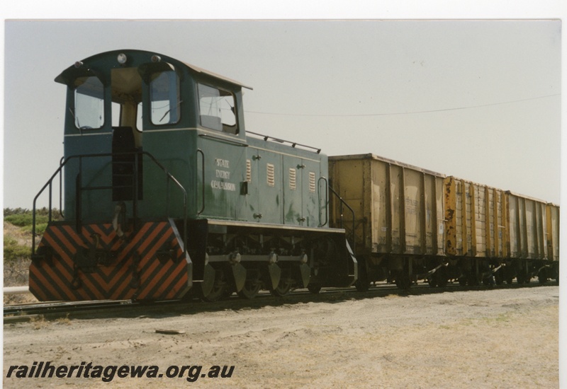 P18720
SEC Diesel mechanical locomotive shunting GH class wagons at Bunbury Powerhouse.
