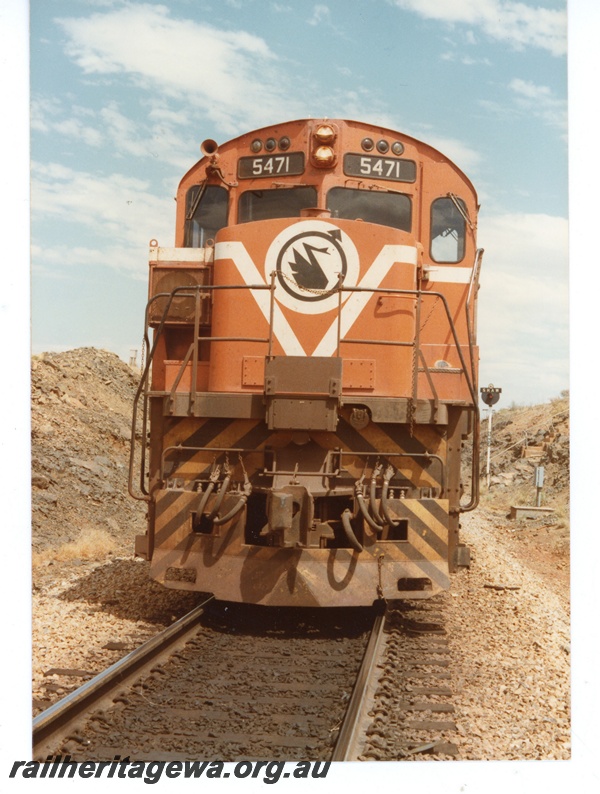 P18751
Mount Newman (MNM) M636 class 5471 head on view at Shaw siding 
