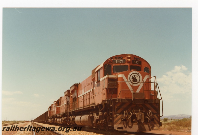 P18752
Mount Newman (MNM) M636 class 5471, 5475, 5485 haul loaded ore train from Mount Whaleback through Kalgan to Port Hedland.
