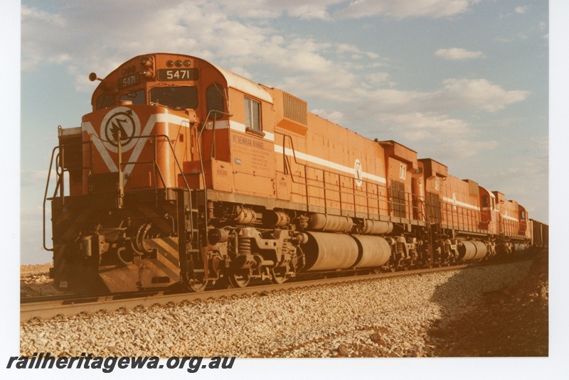 P18753
Mount Newman (MNM) M636 class 5471,5475, 5485 haul loaded ore train at Walla siding.
