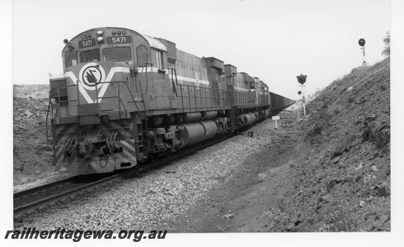 P18755
Mount Newman (MNM) M636 class 5471,5475, 5485 haul loaded ore train at Shaw siding
