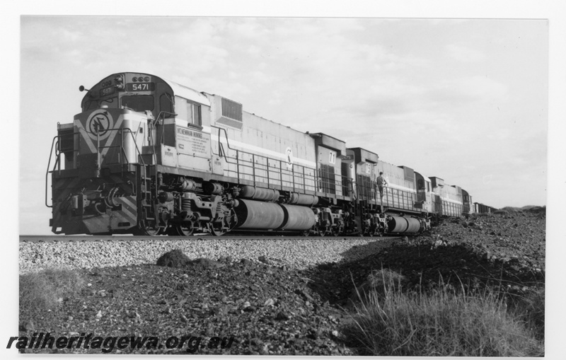 P18756
Mount Newman (MNM) M636 class 5471,5475, 5485 haul loaded ore train at Walla siding.

