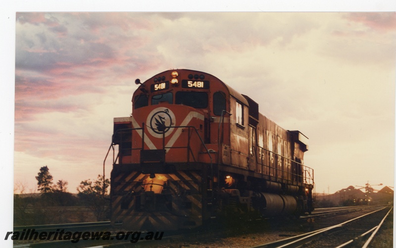 P18768
Mount Newman (MNM) M636 class 5481 at sunset Newman
