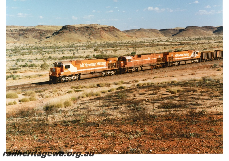 P18793
Mount Newman (MNM) M 636 class 5495, 5467, 5477 side view of locos near Garden. Mesa's in background.
