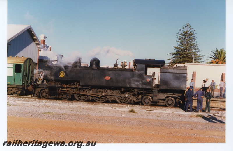P18797
DD class 592 ARHS tour at Fremantle, side view of locomotive.
