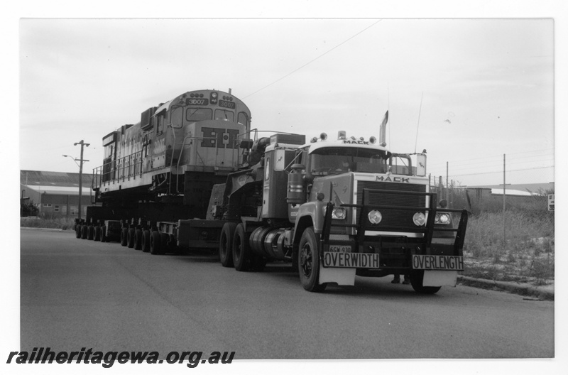 P18800
Hamersley Iron (HI) C636 class 3007 on low loader in Wood Street Bassendean enroute to Comeng for rebuilding.
