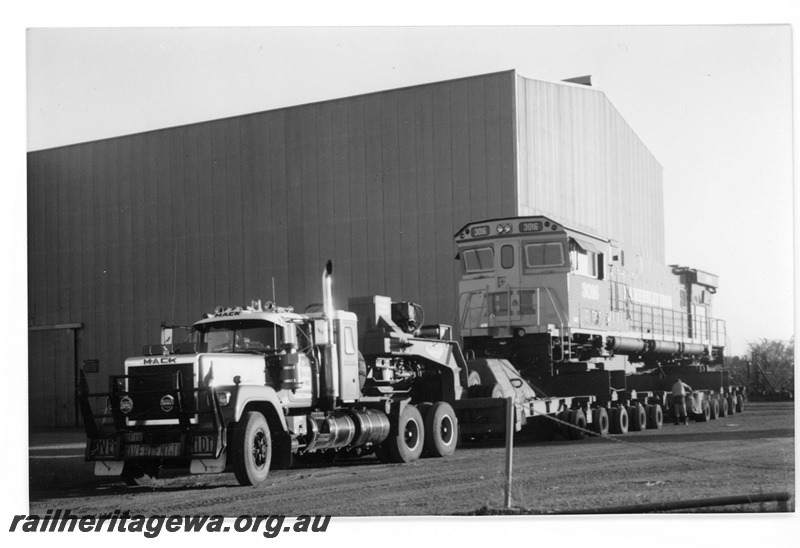 P18804
Hamersley Iron (HI) C636R class 3016on low loader at Comeng Bassendean works ready for departure to Dampier after rebuilding with Pilbara cab.
