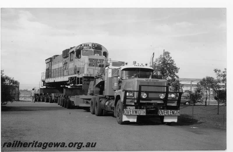 P18819
Hamersley Iron (HI) C636 class 3007 arrives on low loader at Comeng works Wood Street, Bassendean for rebuilding.
