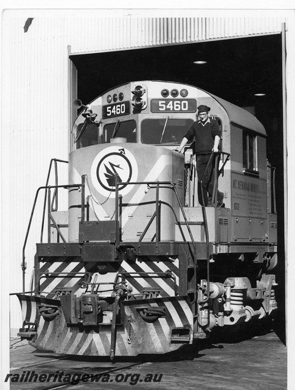 P18837
Mount Newman (MNM) C636 class 5460 - with John Joyce on the footplate.
