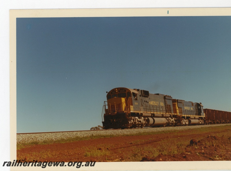 P18933
Hamersley Iron C636 class 2009, C628 class 2004 haul empty iron ore train near Ibis.
