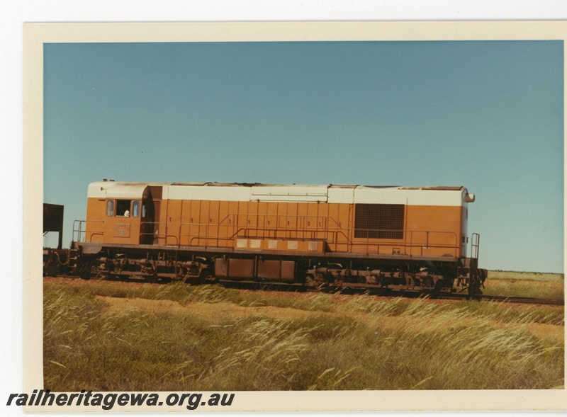 P18936
Goldsworthy Mining (GML) A class 6 approaches Finucane Island with a loaded iron ore train (side view of locomotive).
