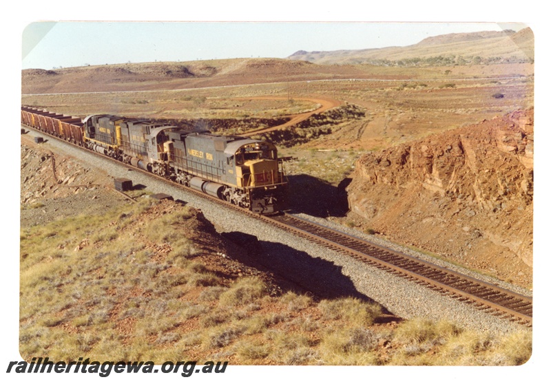 P18949
Hamersley Iron (HI) M636 class 4033, C636 class 3007 head an empty ore train through the Chichester Range
