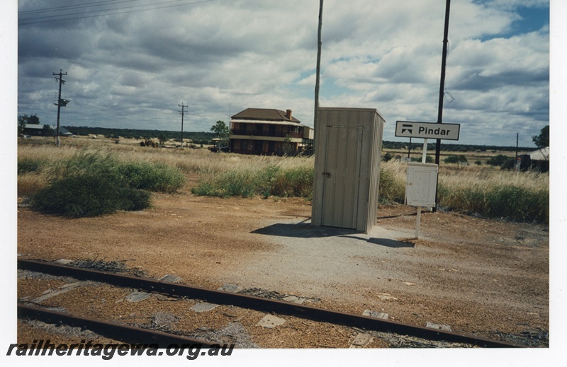 P18977
Staff cabin, station nameboard, Pindar, NR line, Pimdar hotel in the background
