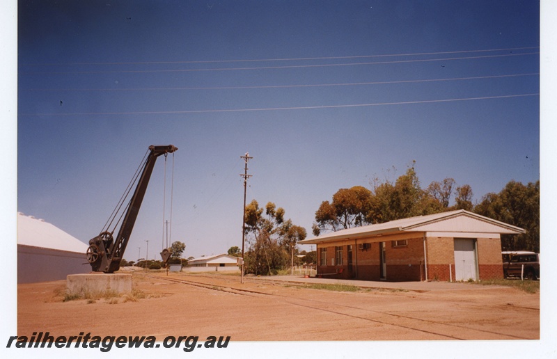 P18992
Kalannie Railway Station and Barracks. Station crane in photo. KBR line.
