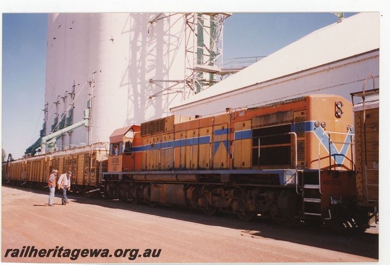 P18993
AB class 1535 loading RCH class wagons at Trayning. GM line.
