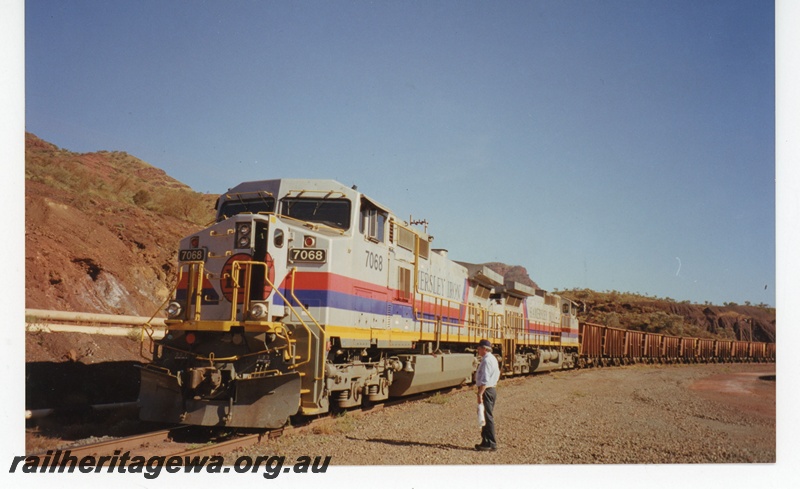 P19046
Hamersley Iron (HI) C44-9W class 7068 and 7074 departing Tom Price with a loaded iron ore train.
