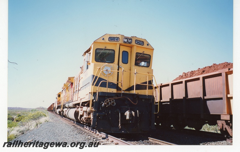 P19054
Robe River Iron Associates (RRIA) CM40-8M class 9424 leads another CM40-8M locomotive, Siding Two, Maitland, on an empty train between Cape Lambert and Pannawonica.
