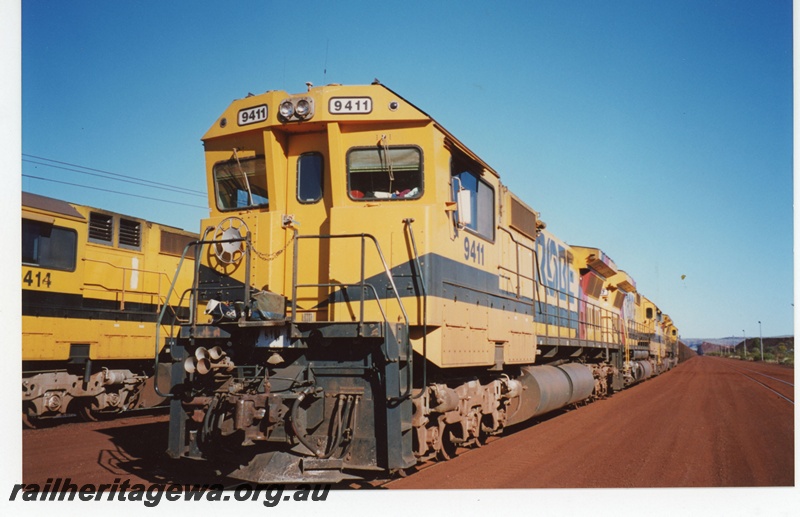 P19056
Robe River Iron Associates (RRIA) CM40-9M class 9411 leads 3 other CM40-8M locomotives on a loaded train at Mesa J.
