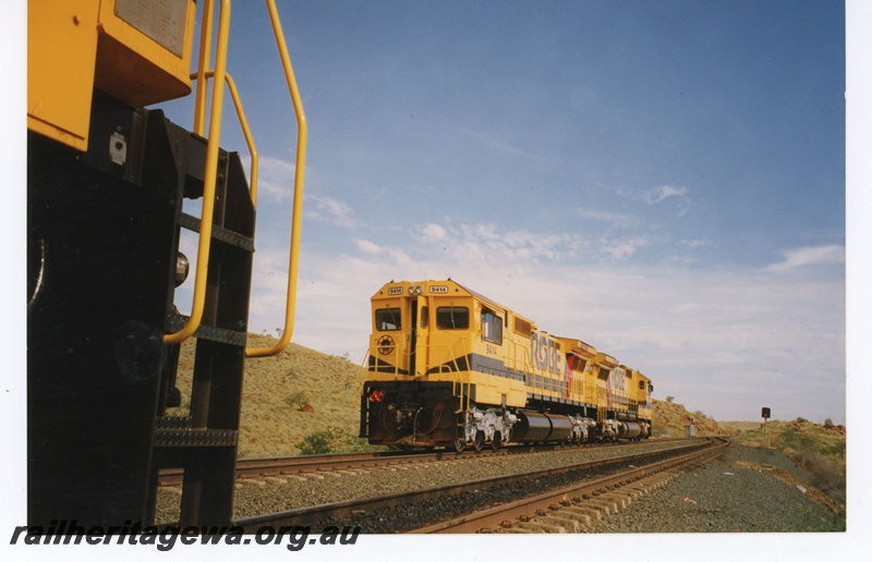 P19057
Robe River Iron Associates (RRIA) CM40-8M class 9414 and 9425 at 93kp crossing loop, Siding Two, Maitland.
