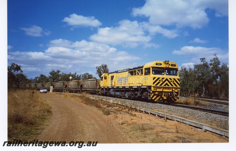 P19067
Westrail S class 2103 (yellow livery) hauling loaded bauxite train from Calcine approaching the South West mainline Pinjarra. SWR line.
