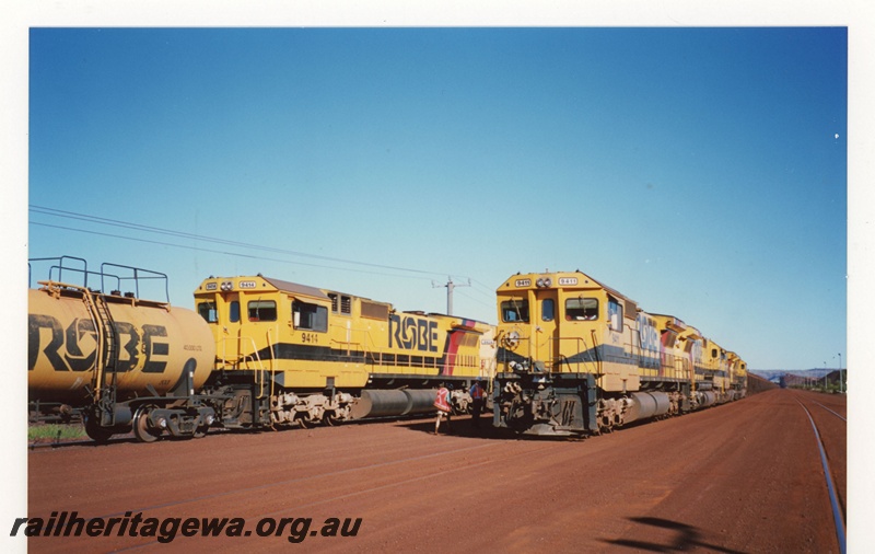 P19070
Robe River Iron Associates (RRIA) CM40-8M class 9411 and 9411 at Mesa J. 
