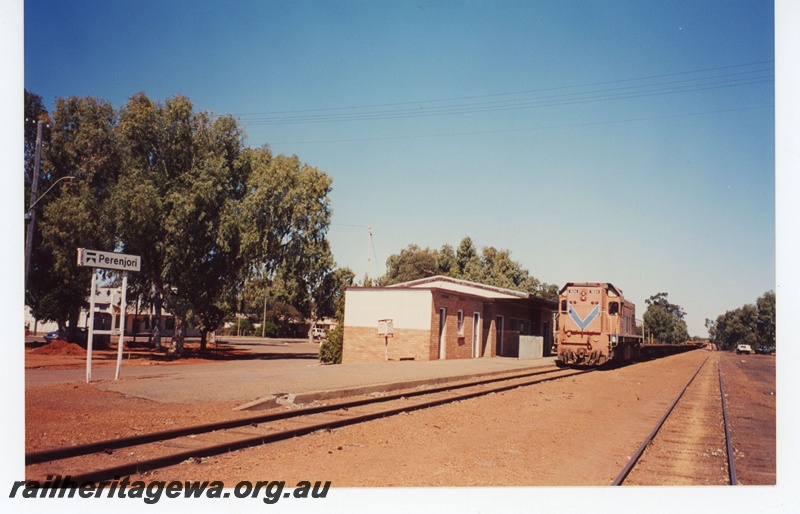 P19077
Westrail AB class 1534 hauling a rails train through Perenjori. Station sign and building in photo. EM line.
