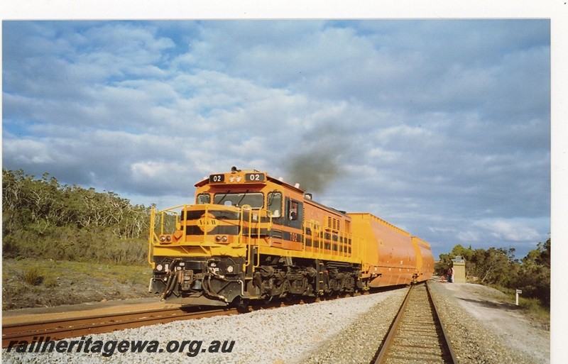 P19086
Australian Western Railway (AWR) T class 02 hauling a woodchips train into the woodchips loading facility at Redmond. GSR line.
