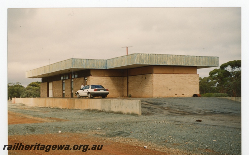 P19147
Modern brick station building, out of use, platform track removed, Kambalda, trackside and end view
