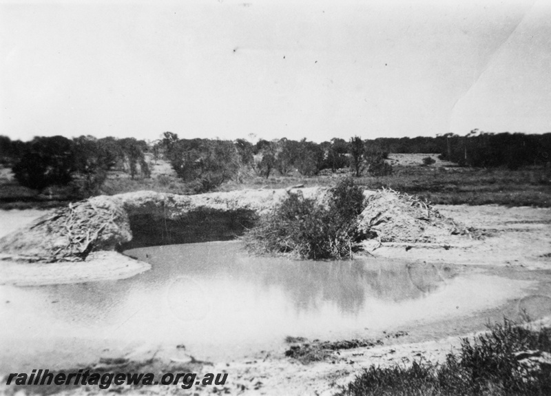 P19186
Ooldea Soak, 20 kms from Barton, Commonwealth Railways (CR) TAR line
